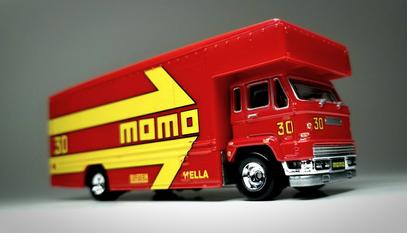 Illustration for article titled Rennsport Reunion: MOMO 962 and Transporter